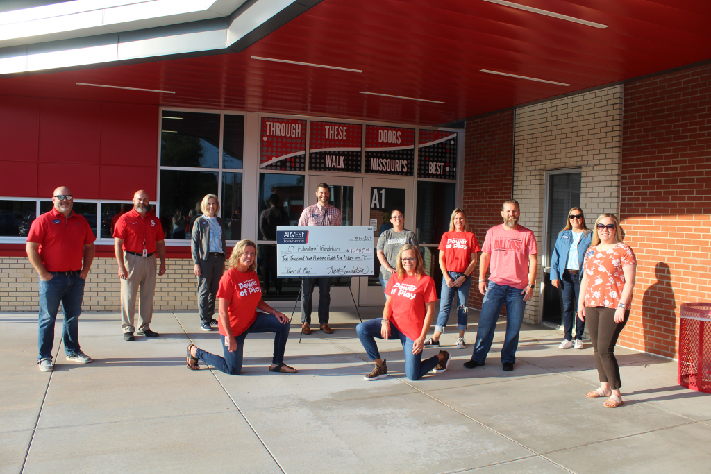 Arvest Foundation Donates $10,985 to Carl Junction Educational Foundation